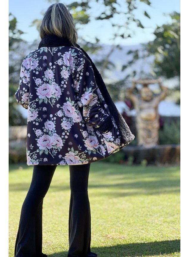 casaco teddy de pelinho preto 2 em 1 floral 2